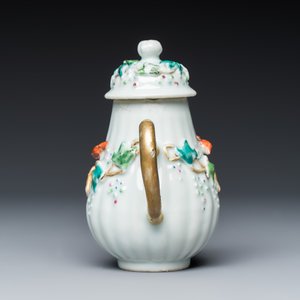 A five piece Chinese export porcelain part service with applied design of squirrels and grapevines — foto 23