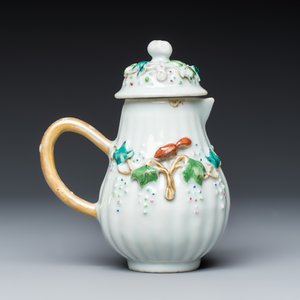 A five piece Chinese export porcelain part service with applied design of squirrels and grapevines — foto 24
