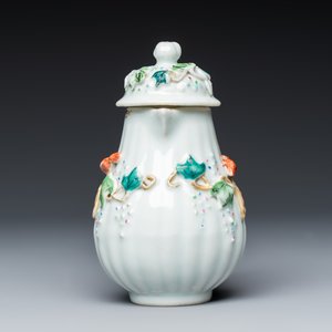 A five piece Chinese export porcelain part service with applied design of squirrels and grapevines — foto 25