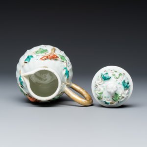 A five piece Chinese export porcelain part service with applied design of squirrels and grapevines — foto 26