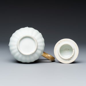 A five piece Chinese export porcelain part service with applied design of squirrels and grapevines — foto 27