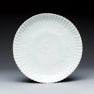 A five piece Chinese export porcelain part service with applied design of squirrels and grapevines — foto 3
