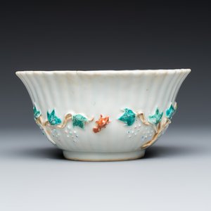 A five piece Chinese export porcelain part service with applied design of squirrels and grapevines — foto 4
