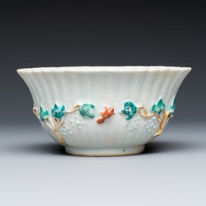 A five piece Chinese export porcelain part service with applied design of squirrels and grapevines — foto 5