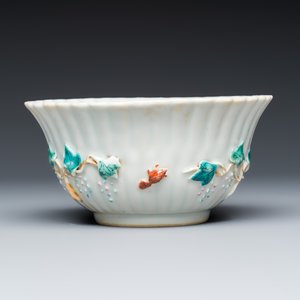 A five piece Chinese export porcelain part service with applied design of squirrels and grapevines — foto 6
