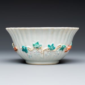 A five piece Chinese export porcelain part service with applied design of squirrels and grapevines — foto 7