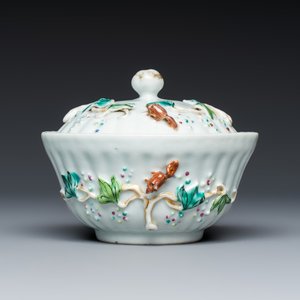 A five piece Chinese export porcelain part service with applied design of squirrels and grapevines — foto 10