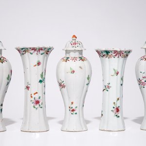A five-piece Chinese famille rose garniture with floral design, Qianlong — 照片 3