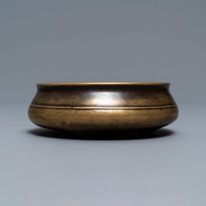 A flat Chinese bronze tripod censer, Xuande mark, 18th C. — 照片 2