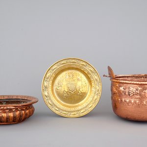 A Flemish brass alms dish, an Italian brass basin and a French brass kettle, all 17th C. — 照片 1
