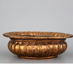 A Flemish brass alms dish, an Italian brass basin and a French brass kettle, all 17th C. — 照片 3