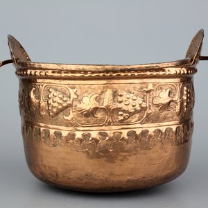 A Flemish brass alms dish, an Italian brass basin and a French brass kettle, all 17th C. — 照片 4