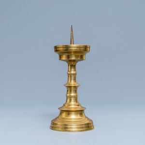 A Flemish bronze candlestick, 15/16th C. — 照片 1