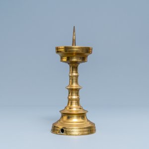 A Flemish bronze candlestick, 15/16th C. — 照片 3