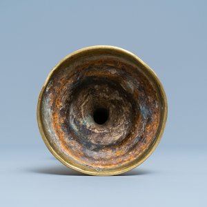 A Flemish bronze candlestick, 15/16th C. — 照片 6