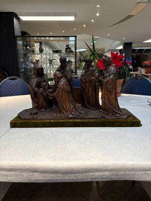 A Flemish carved wooden 'Adoration of the Magi' group, 18th C. — 照片 1