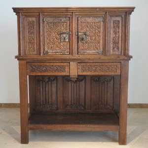 A Flemish oak credence with IHS panels, 16th C. with later adaptations — 照片 1