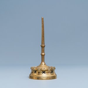 A Flemish or Dutch bronze candlestick, 14/15th C. — photo 1