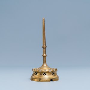 A Flemish or Dutch bronze candlestick, 14/15th C. — photo 4