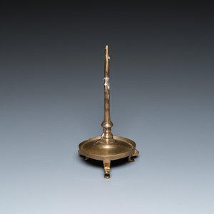 A Flemish or Dutch bronze candlestick, 14/15th C. — 照片 1