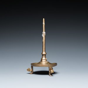 A Flemish or Dutch bronze candlestick, 14/15th C. — 照片 5