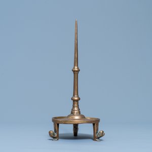 A Flemish or Dutch bronze candlestick, 14/15th C. — photo 4