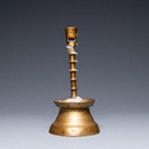 A Flemish or Dutch knotted bronze candlestick, 15th C. — 照片 2