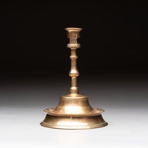 A Flemish or French knotted brass candlestick, 15/16th C. — foto 2