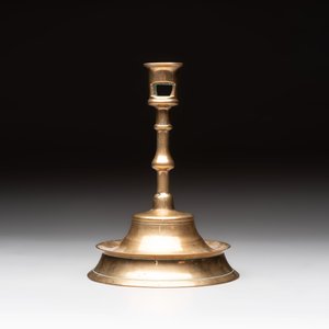 A Flemish or French knotted brass candlestick, 15/16th C. — foto 3