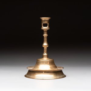 A Flemish or French knotted brass candlestick, 15/16th C. — photo 1