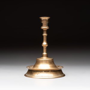 A Flemish or French knotted brass candlestick, 15/16th C. — photo 4