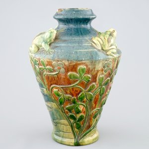 A Flemish pottery Art Nouveau vase with frogs, signed MP for Maes, Torhout, 20th C. — 照片 2