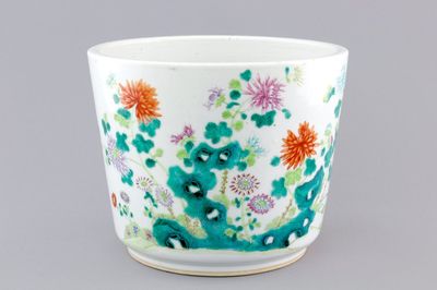 A floral Chinese porcelain famille rose jardiniere, 19th C.