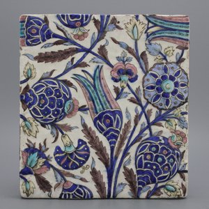 A floral Qadjar Iznik-style relief tile, early 19th C. — 照片 1
