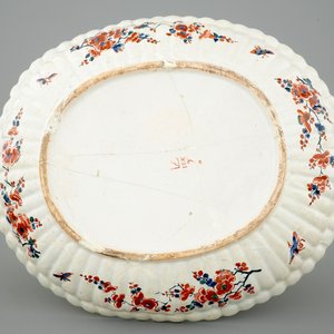 A fluted oval Dutch Delft dish in cashmere palette, ca. 1700 — photo 2