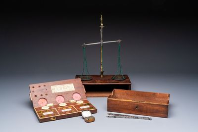 A foldable precision balance in metal and mahogany, with weights and accessories, probably England, 19th C.
