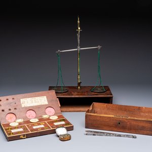 A foldable precision balance in metal and mahogany, with weights and accessories, probably England, 19th C. — photo 1