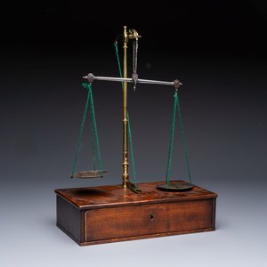 A foldable precision balance in metal and mahogany, with weights and accessories, probably England, 19th C. — photo 2