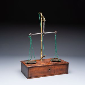 A foldable precision balance in metal and mahogany, with weights and accessories, probably England, 19th C. — photo 3