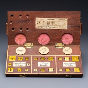 A foldable precision balance in metal and mahogany, with weights and accessories, probably England, 19th C. — photo 4