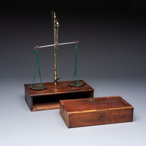 A foldable precision balance in metal and mahogany, with weights and accessories, probably England, 19th C. — photo 5