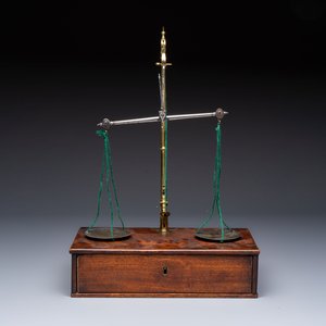 A foldable precision balance in metal and mahogany, with weights and accessories, probably England, 19th C. — photo 6