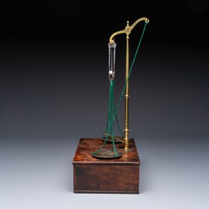 A foldable precision balance in metal and mahogany, with weights and accessories, probably England, 19th C. — photo 7