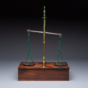 A foldable precision balance in metal and mahogany, with weights and accessories, probably England, 19th C. — photo 8