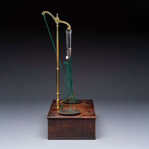 A foldable precision balance in metal and mahogany, with weights and accessories, probably England, 19th C. — photo 9