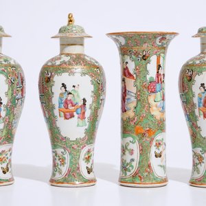 A four-piece Chinese Canton rose medallion garniture of vases, 19th C. — 照片 4