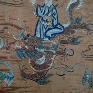 A framed Chinese silk embroidery, 19th C. — foto 2