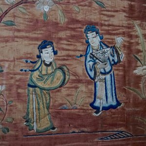 A framed Chinese silk embroidery, 19th C. — foto 3