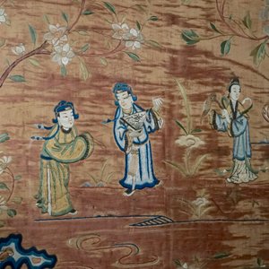 A framed Chinese silk embroidery, 19th C. — foto 5