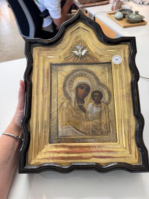 A framed Russian icon of the Kazan Mother of God with a silver-gilt riza — foto 1